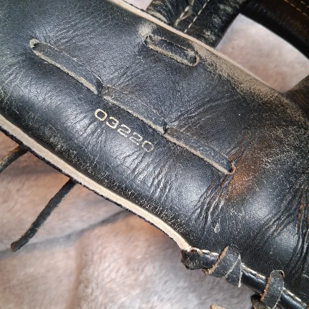 Regent XG700 Baseball Glove Right‎ Hand Throw Black 11